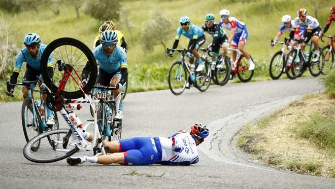 El francés Olivier Le Gac del equipo Groupama-FDJ sufre un accidente durante la cuarta etapa del Giro de Italia, de 235 kilómetros, ente Orbetello y Frascati, Italia.