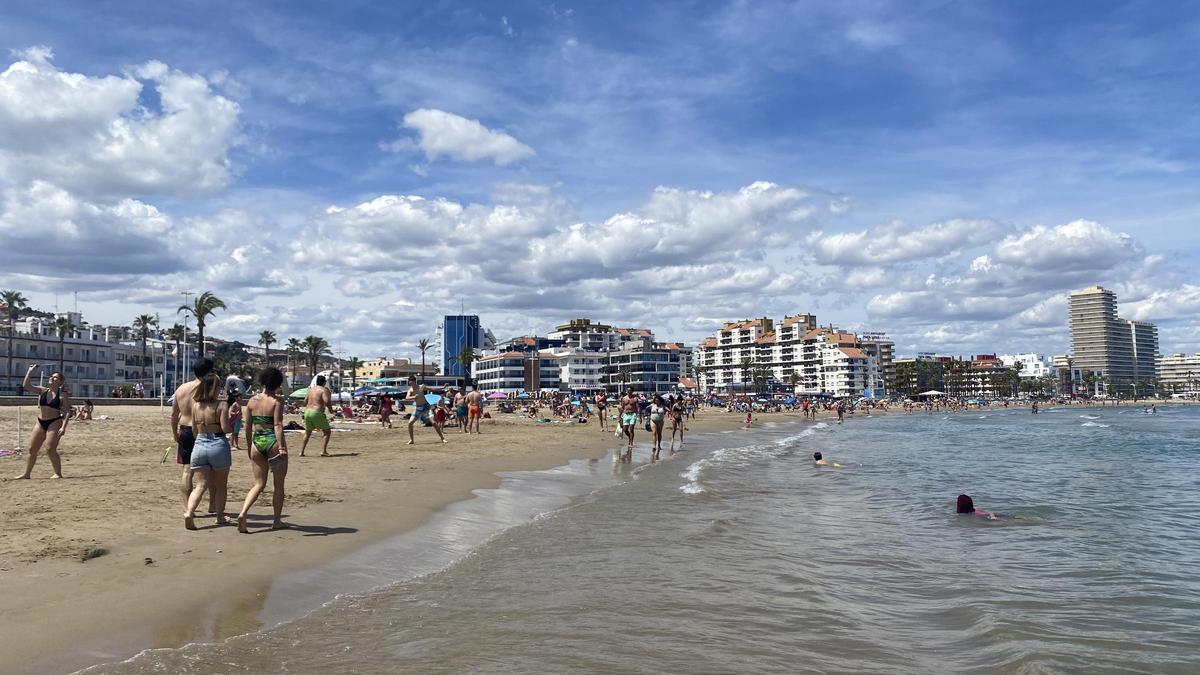Visitantes en la playa de Peñíscola durante el pasado puente de mayo que cerró con buenos resultados para el sector turístico.