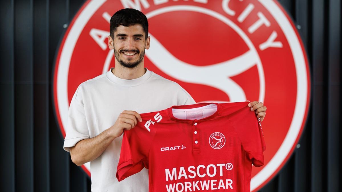 José Pascual Alba, posando con la camiseta del Almere City