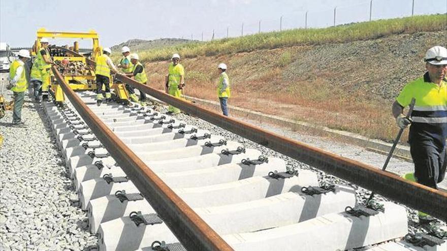 Adif adjudica las primeras obras para electrificar la vía Badajoz-Plasencia