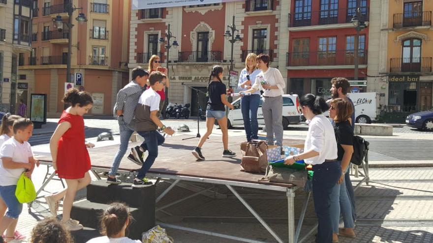 Los alumnos subiendo al escenario para exponer sus ideas.