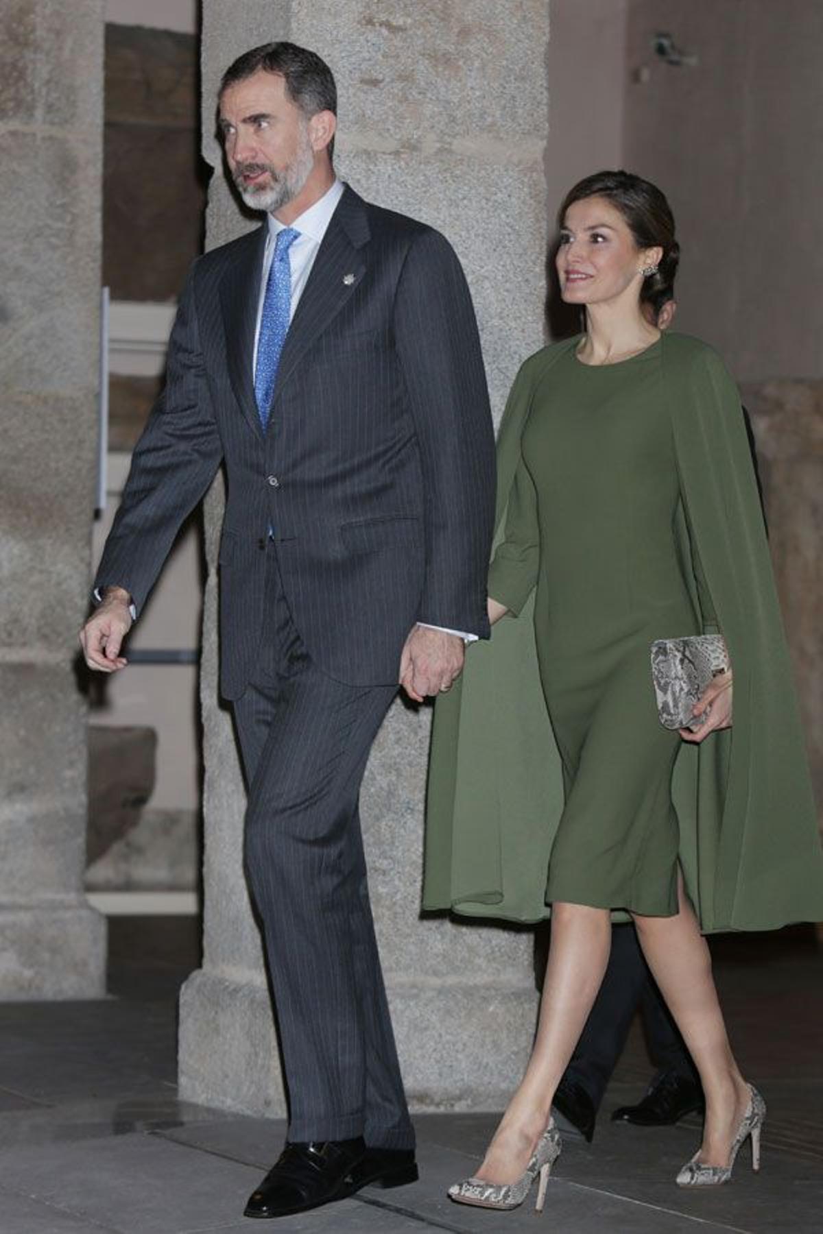 Felipe VI junto a Letizia Ortiz y su vestido verde oliva con capa