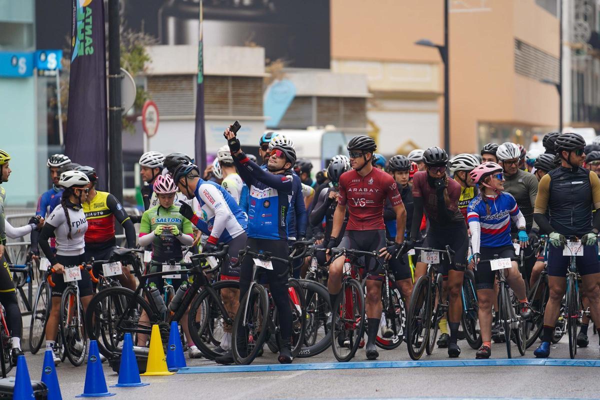 Imagen de los momentos previos a la salida de los ciclistas en la Cursa de s'Indiot en Ibiza.