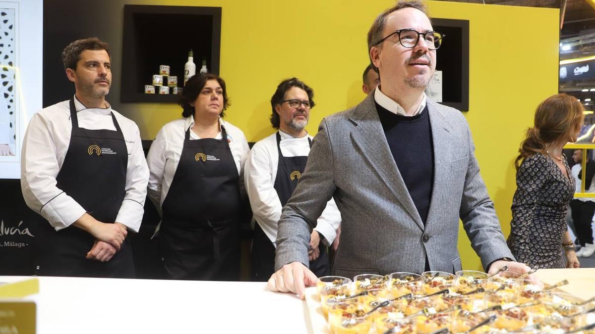 Paco Morales presenta el ‘showcooking’ de Córdoba en Fitur junto a cuatro cocineros de la capital.