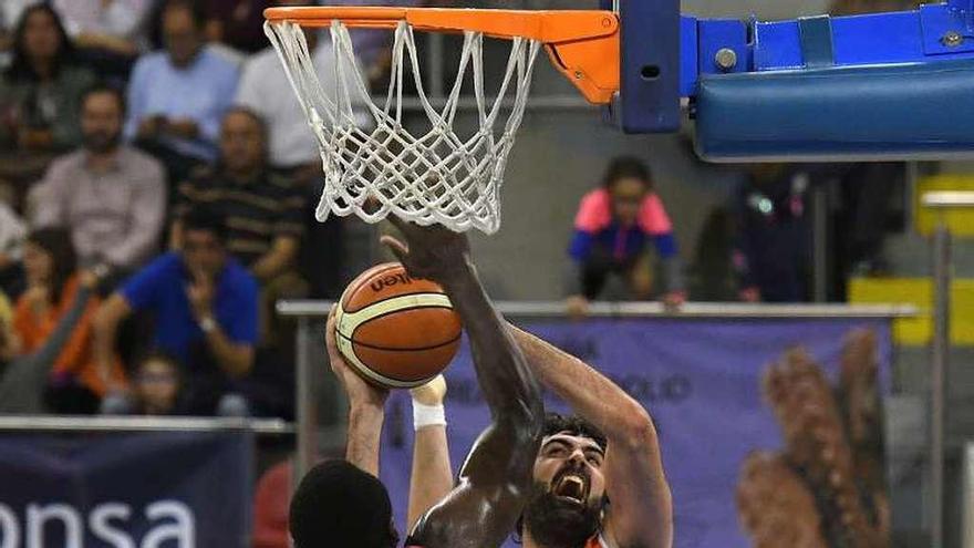 Sonseca, ante Graham, en el partido contra el Valladolid.