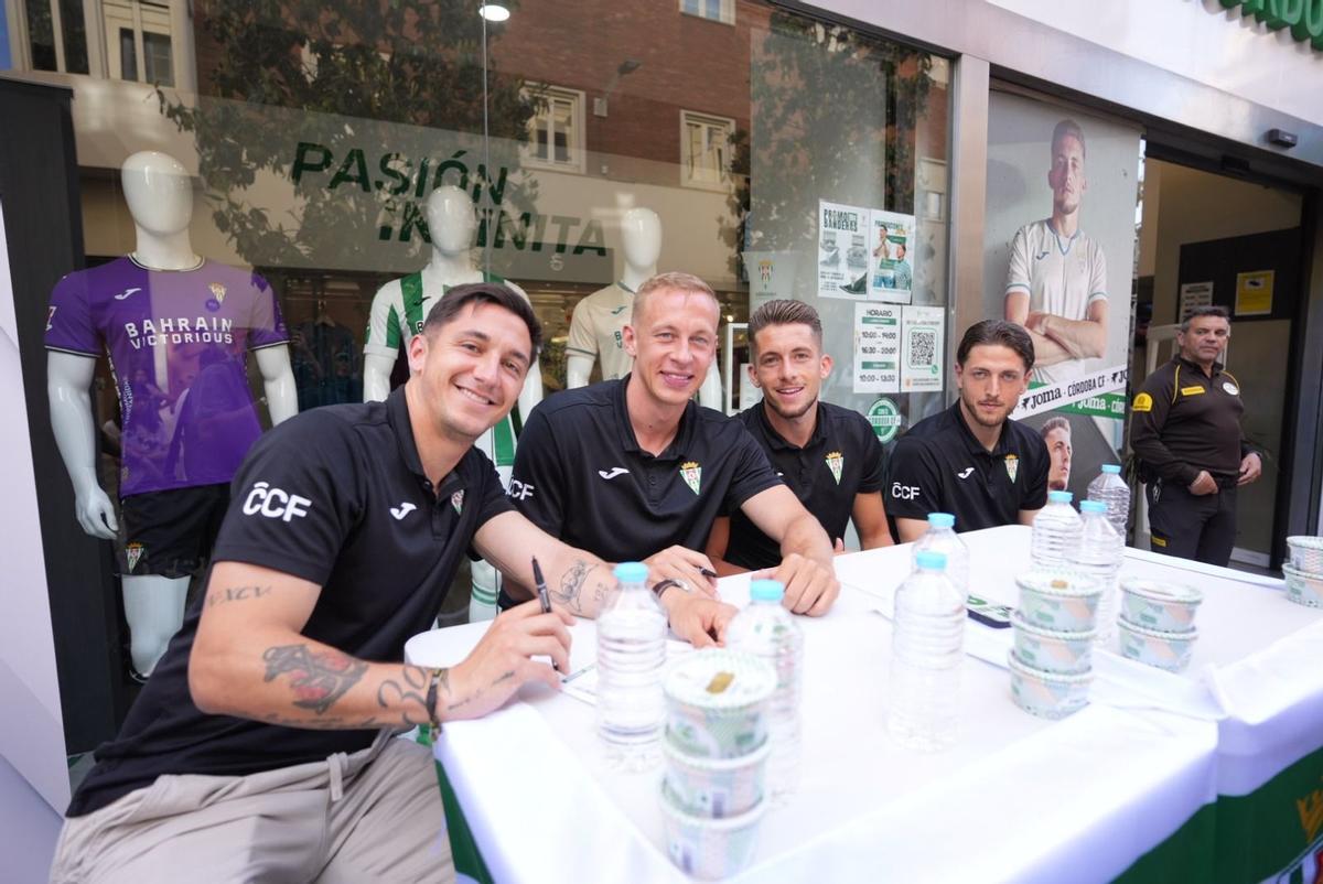 De izquierda a derecha: Carracedo, Obolskii, Isma Ruiz y Marín en la firma de autógrafos.