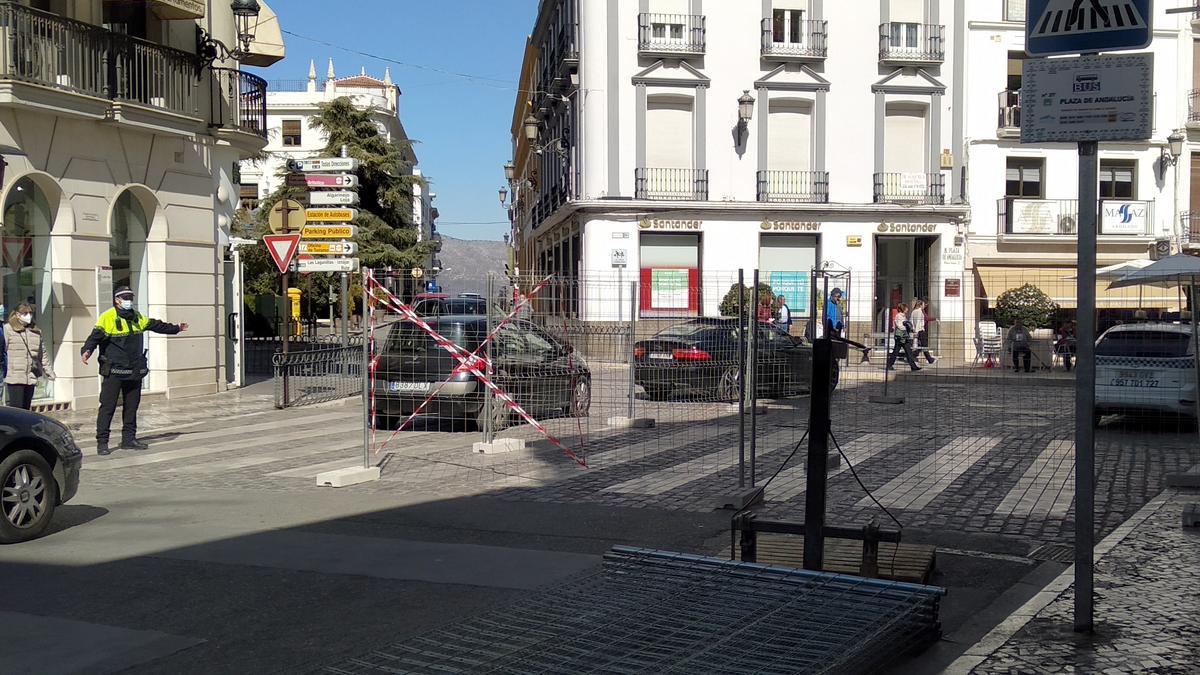 Vallado colocado para delimitar el paso de peatones en el tramo de la calle Río por el que darán comienzo las obras.