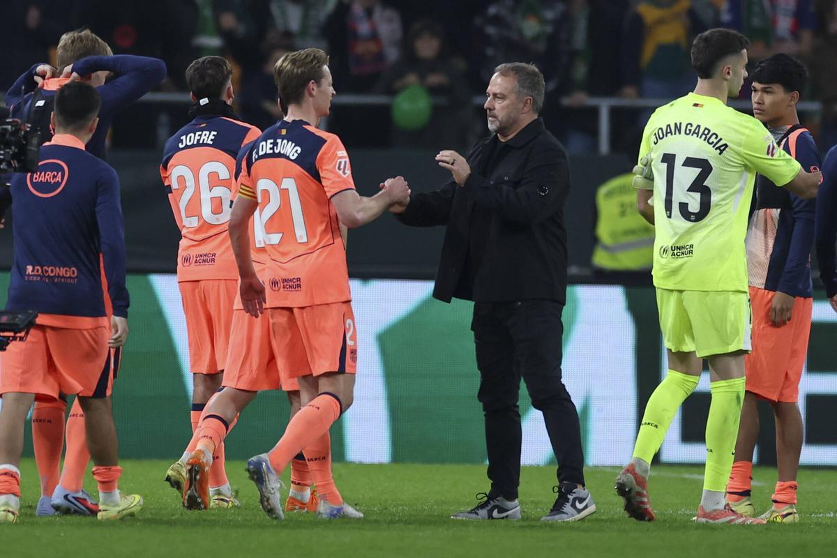 Hansi Flick dialoga con Frenkie de Jong en La Cartuja contra el Betis