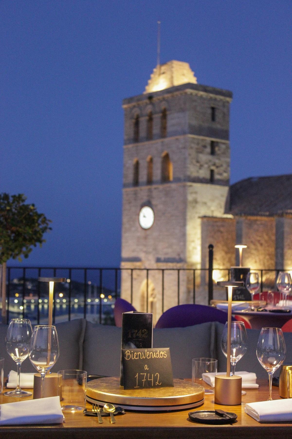 La terraza de 1742 ofrece vistas a la catedral de Ibiza.