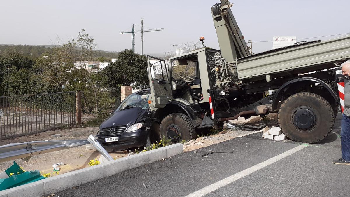 Grave accidente múltiple con un camión en Ibiza