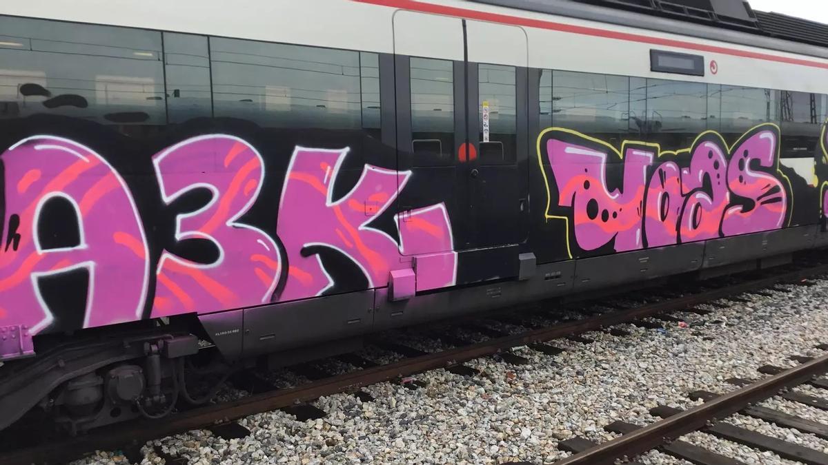 Un tren de Cercanías, vandalizado con grafitis.