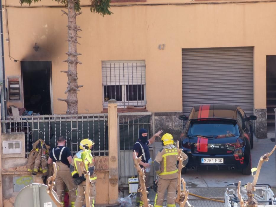 Un incendi en una casa al carrer Avinyonet de Figueres deixa un ferit amb un 20% del cos cremat