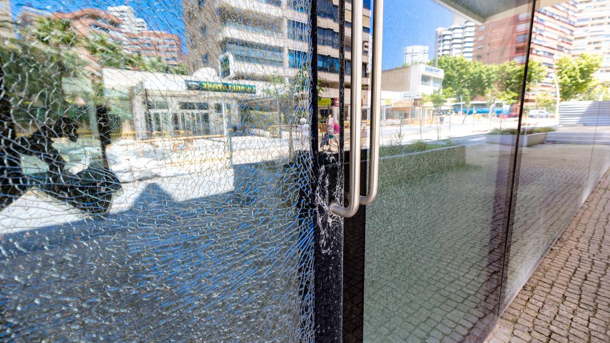 Una de las puertas de acceso al edificio.