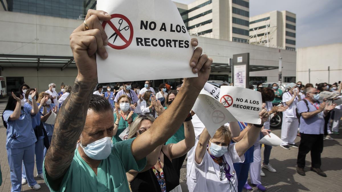 Manifestación de sanitarios contra los recortes en el personal de refuerzo contra el covid