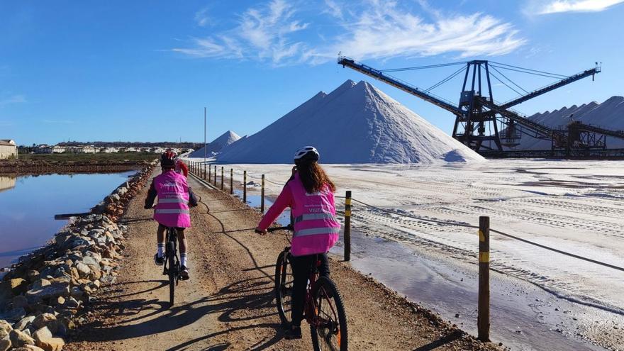 Visitas guiadas a pie y en bicicleta puestas en marcha hace unas semanas en las salinas. | JOAQUÍN CARRIÓN