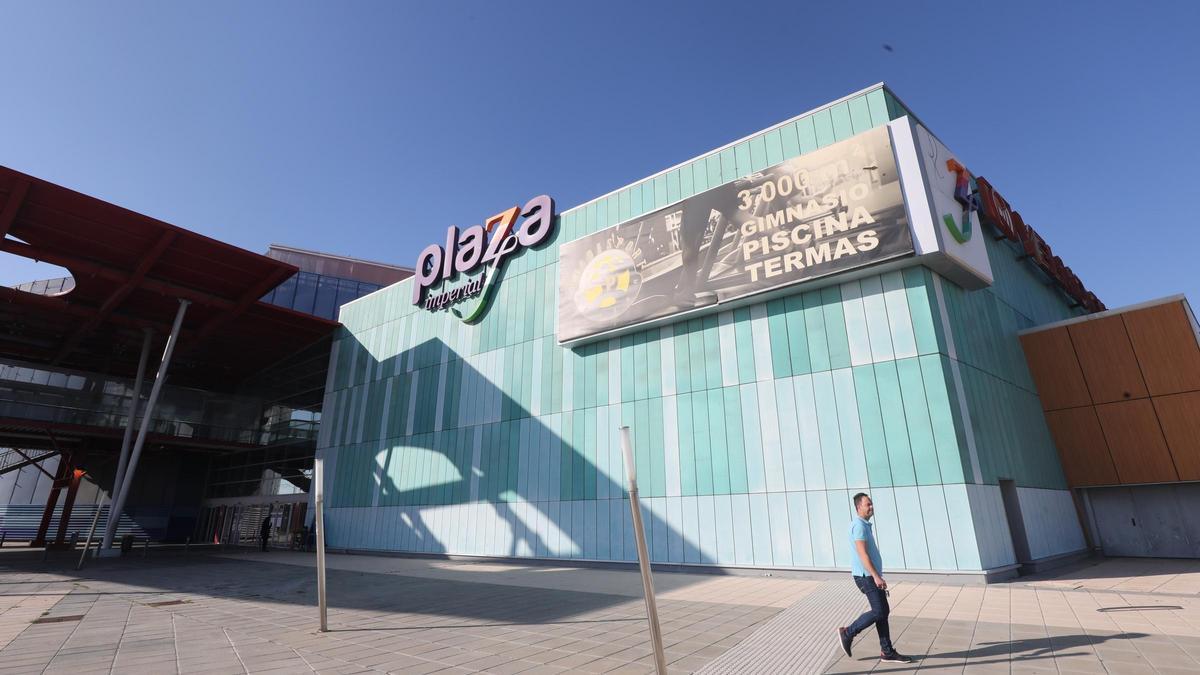Vista exterior de la entrada a la galería comercial de Plaza Imperial, que se cerró hacer casi ya tres años.