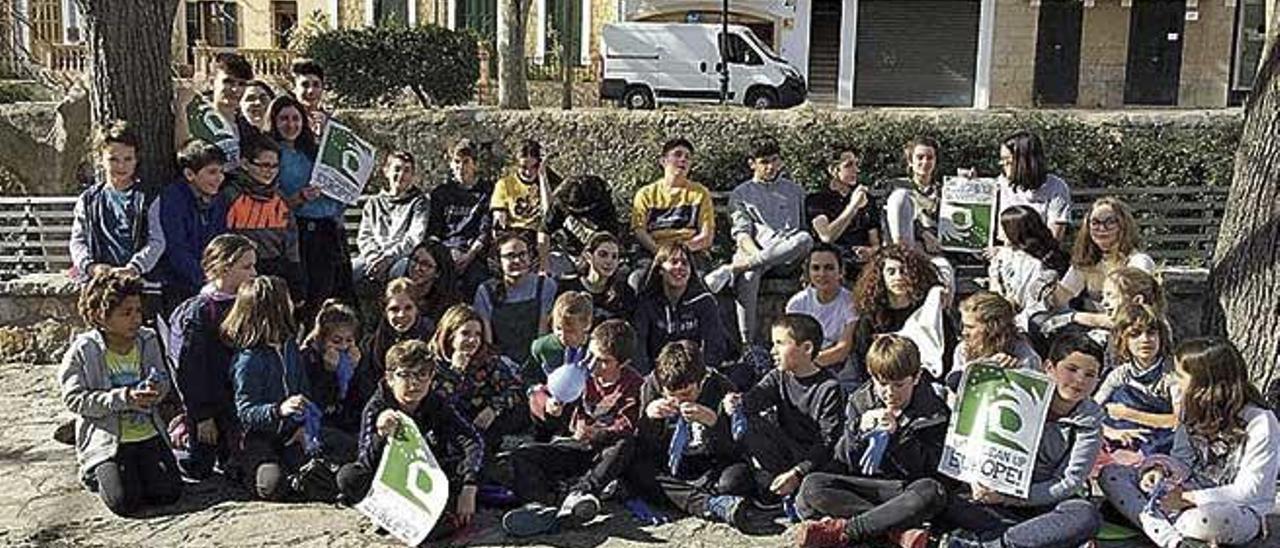 Els alumnes dels dos centres participaren a l&#039;activitat de neteja organitzada al torrent del poble.