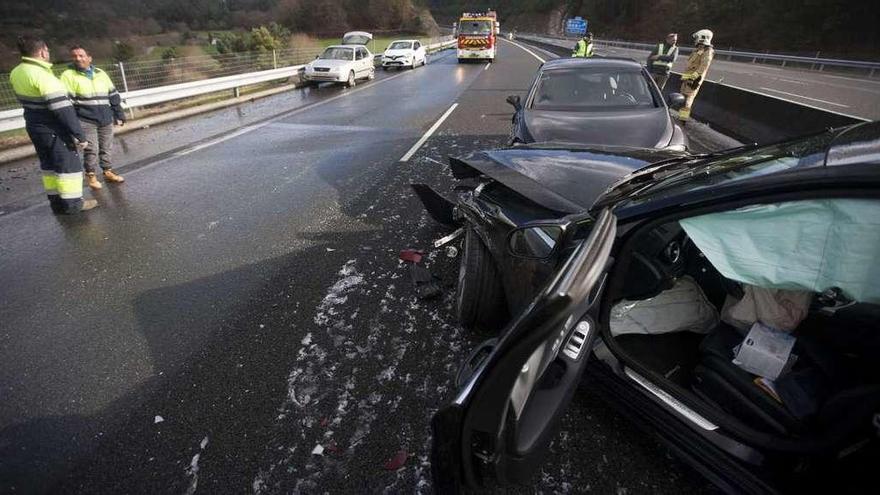 Tres de los coches accidentados en una imagen en la que se aprecia todavía la huella de la granizada.