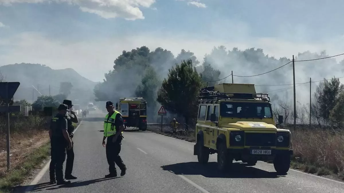 Alarma por un incendio en un solar con barcos en Cala de Bou
