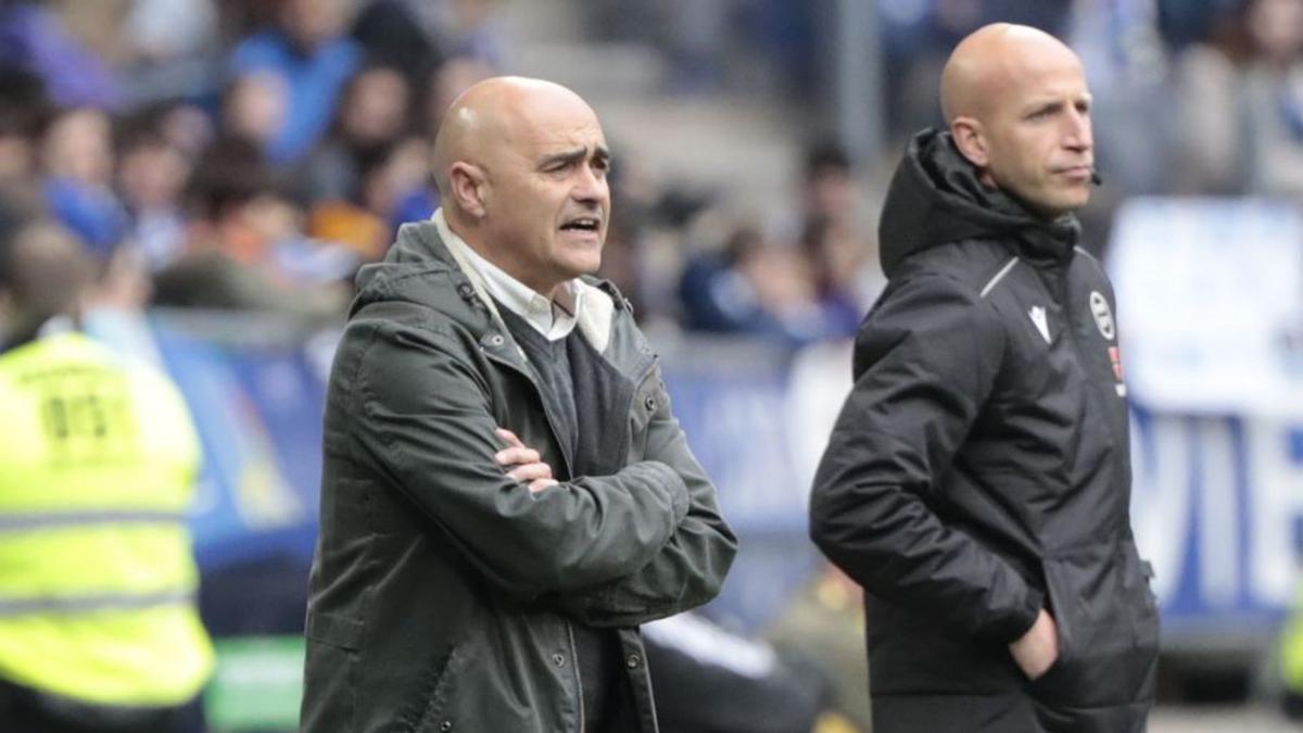 Óscar Gilsanz, en la banda del Carlos Tartiere. | LOF