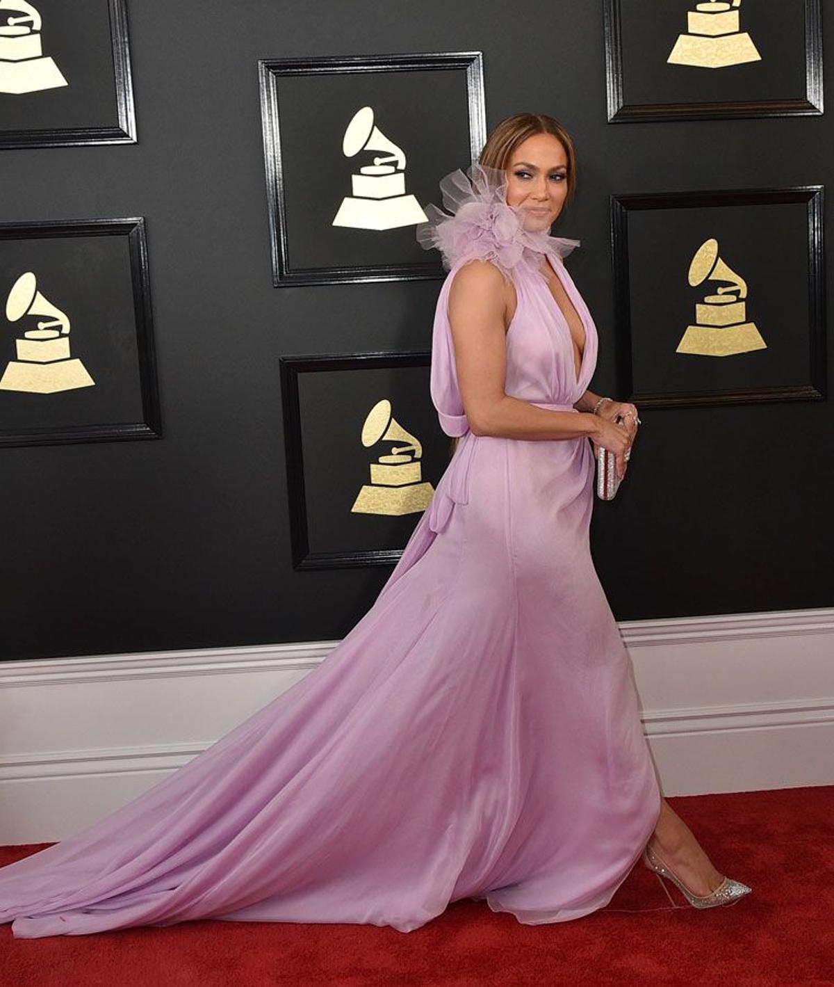 Jennifer López de Ralph and Russo a su llegada a los Grammy 2017