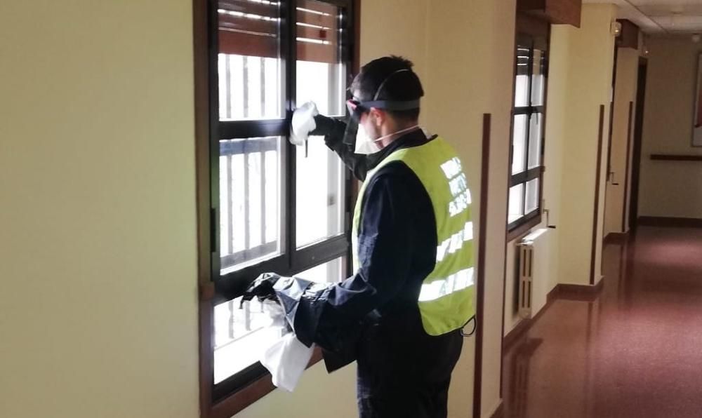 La UME desinfecta las residencias de Zamora.