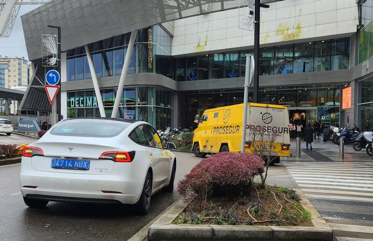 Un vehículo VTC en el Centro Comercial Vialia y Estación de Vigo.