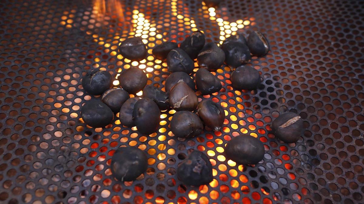 Tarda de castanyes i llegendes a la plaça Assumpció de Girona.