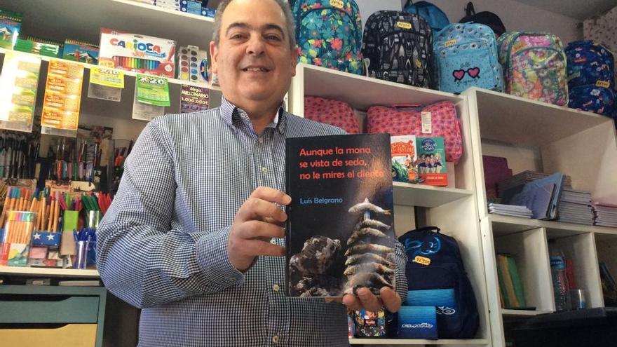 Luis Belgrano con su primera novela, en la librería Lola de La Paz, que tiene desde 1995.