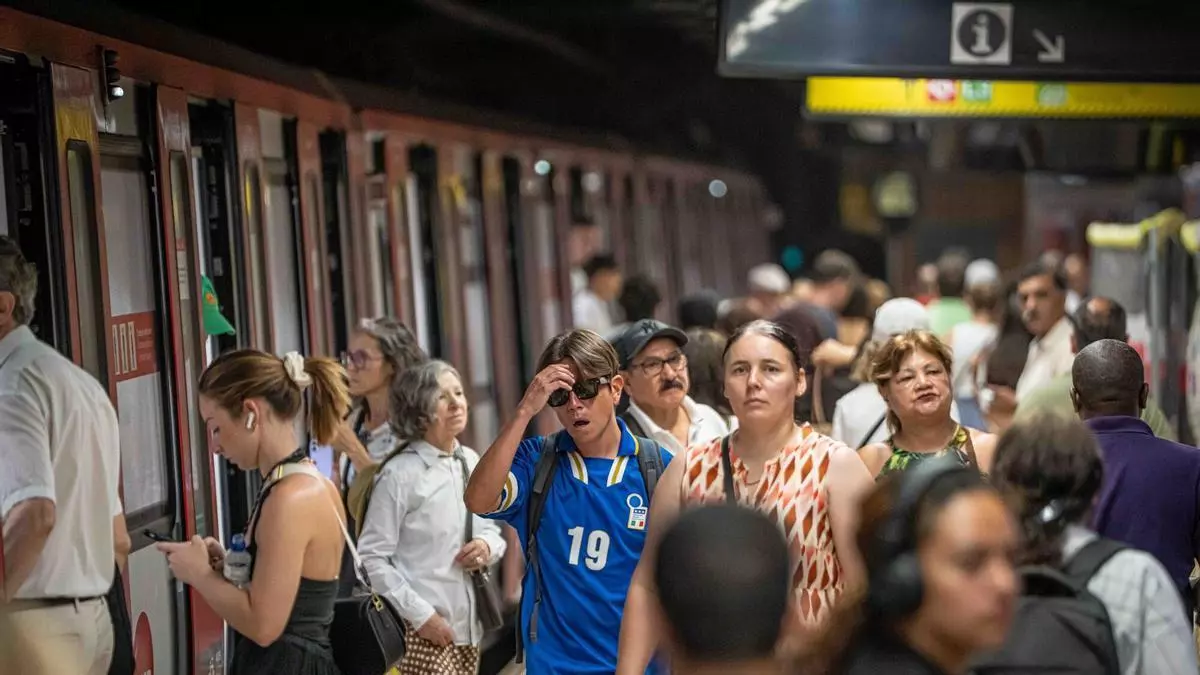 “Faltan buses”: las aglomeraciones y el calor marcan el inicio del corte de la L1 del metro de Barcelona