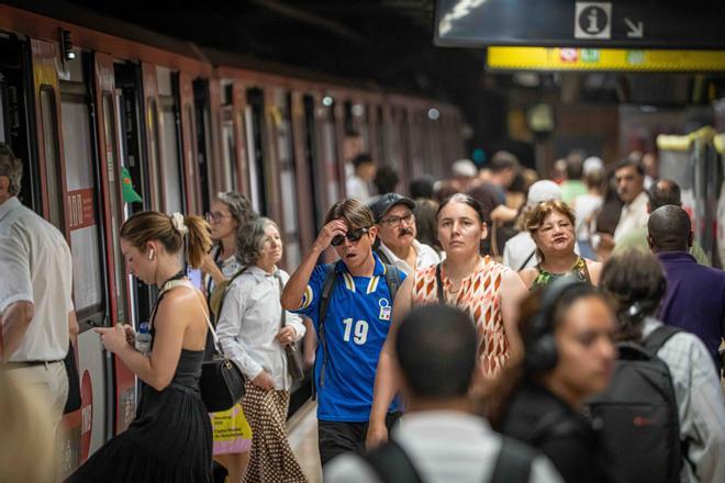 Las aglomeraciones y el calor marcan el corte de la L1 del metro de Barcelona