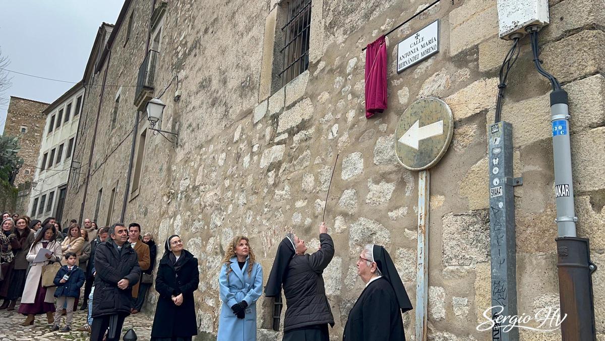 La hermana Julia Expósito descrubre la placa de la calle