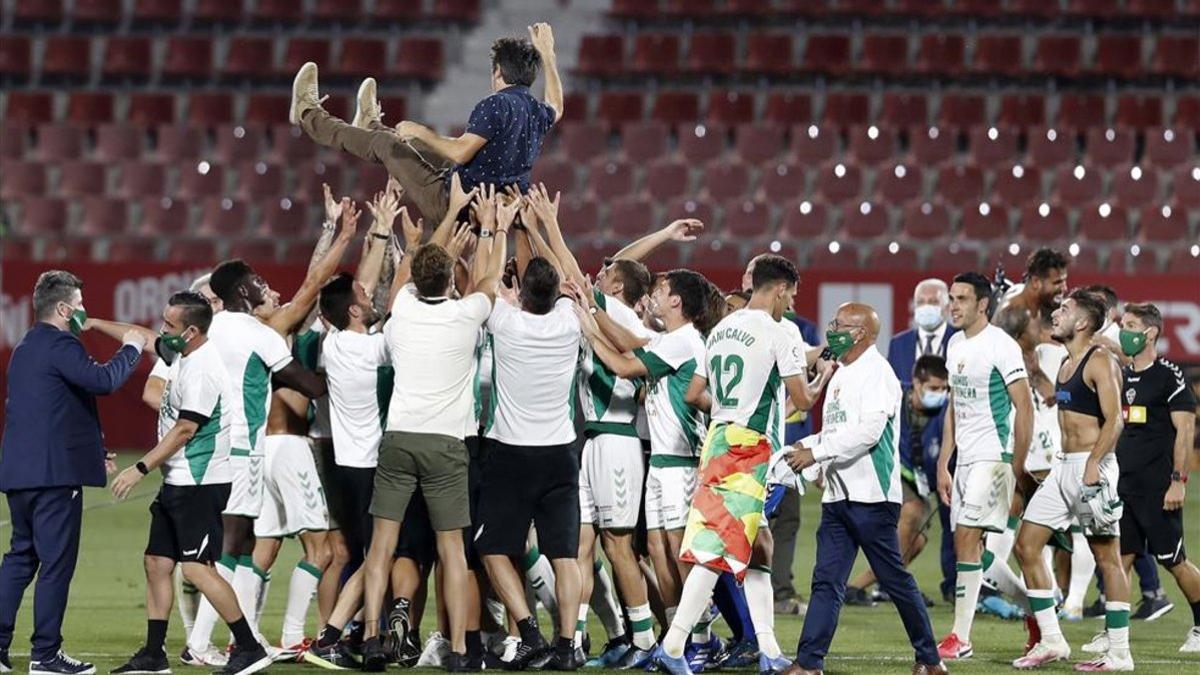 Pacheta fue manteado por los jugadores del Elche tras lograr el ascenso a LaLiga Santander