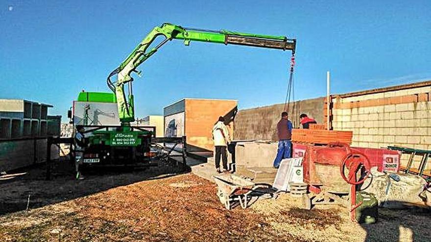 Colocación de nichos en el cementerio municipal de Benavente.