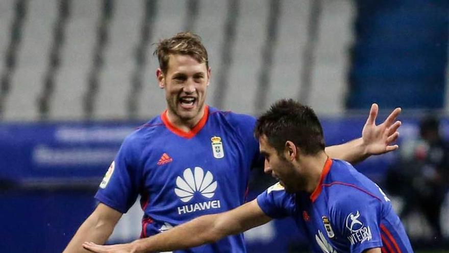 Diegui celebra su gol junto a Carlos Hernández.