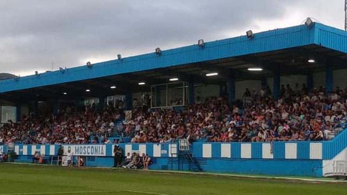 Grada del estadio Marqués de la Vega de Anzo, llena de público, en una imagen del pasado septiembre.