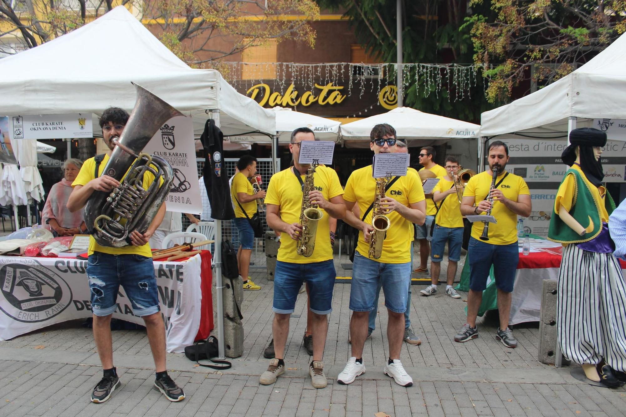 La Feria de Asociaciones llena la calle la Vía de entidades sin ánimo de lucro