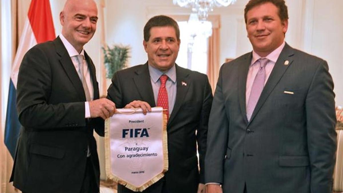 Gianni Infantino, junto a los presidentes paraguayo, Horacio Cartes, y el de la Conmebol, Alejandro Domínguez