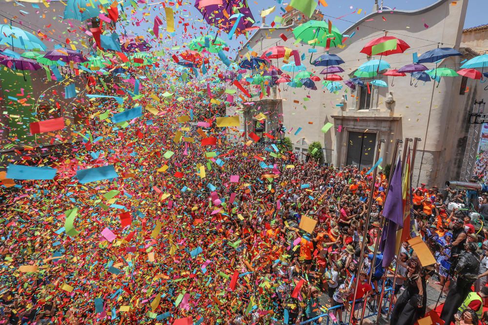 Los catralenses y muchos vecinos de la Vega Baja estallan en alegría y fiesta para iniciar las celebraciones de San Juan con el chupinazo