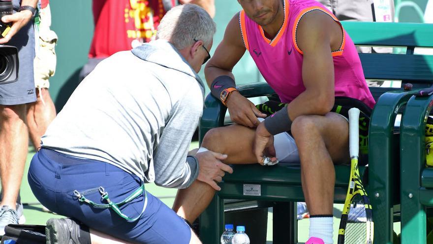 Nadal es atendido durante el partido de este viernes