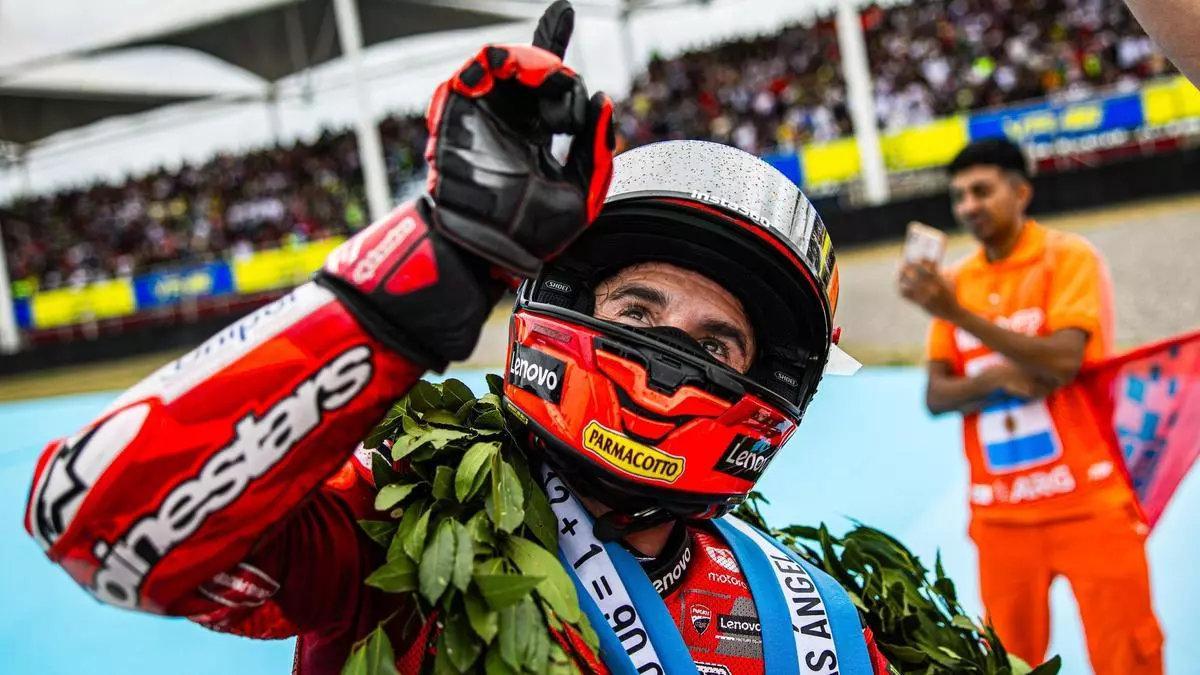 Marc Márquez (Ducati) le dedicó su victoria nº 90 al mítico Ángel Nieto, al que igualó en triunfos.