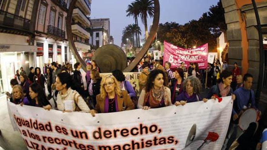 Cabeza de la marcha, ayer, al inicio del recorrido en Triana. i JOSÉ C. GUERRA