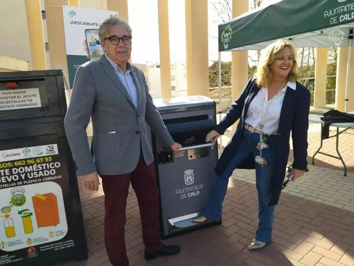 Juan Manuel del Pino y la alcaldesa, accionan la papelera de energía solar /