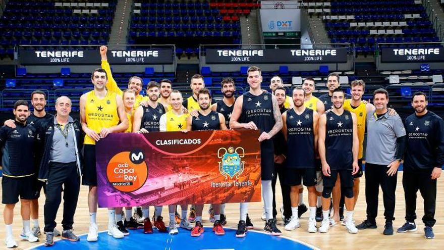 La plantilla del Iberostar Tenerife posó con el ‘pasaporte’ para la Copa del Rey ayer en el Santiago Martín .