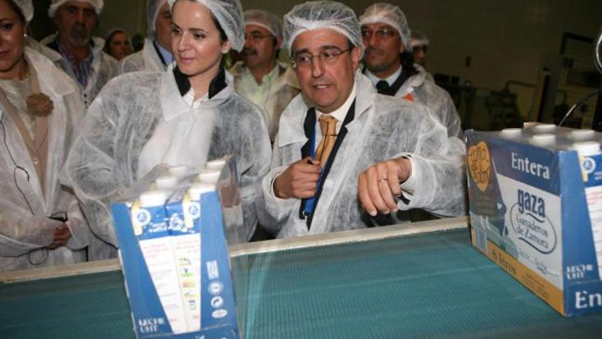 La consejera de Agricultura, en las instalaciones de Gaza, donde se envasa la nueva marca de leche.