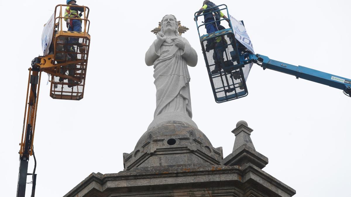 Operarios rematan la instalación de la escultura