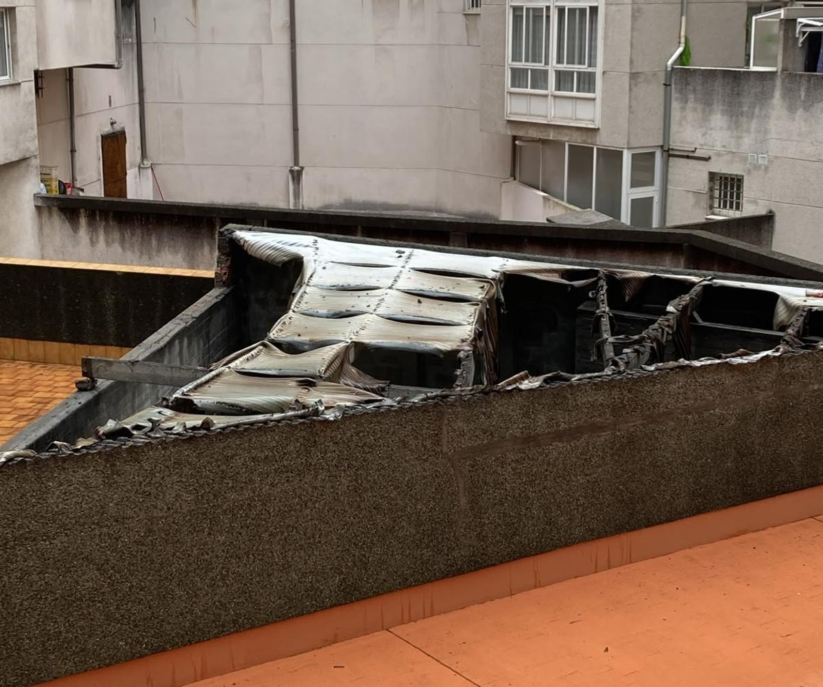 Claraboya dañada desde el patio exterior del edificio.