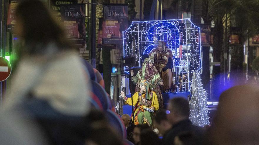 Las Carteras Reales anticipan la cabalgata y reciben a los niños en Alicante