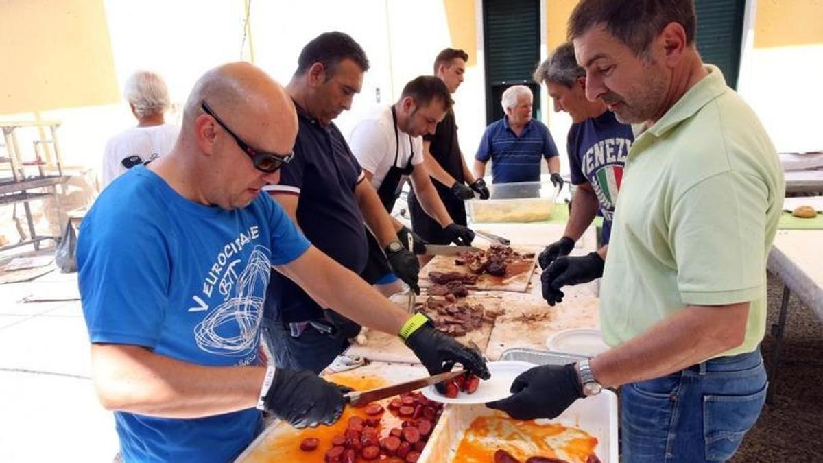 Preparación de la chanfaina y la carne en una pasada edición de la fiesta.
