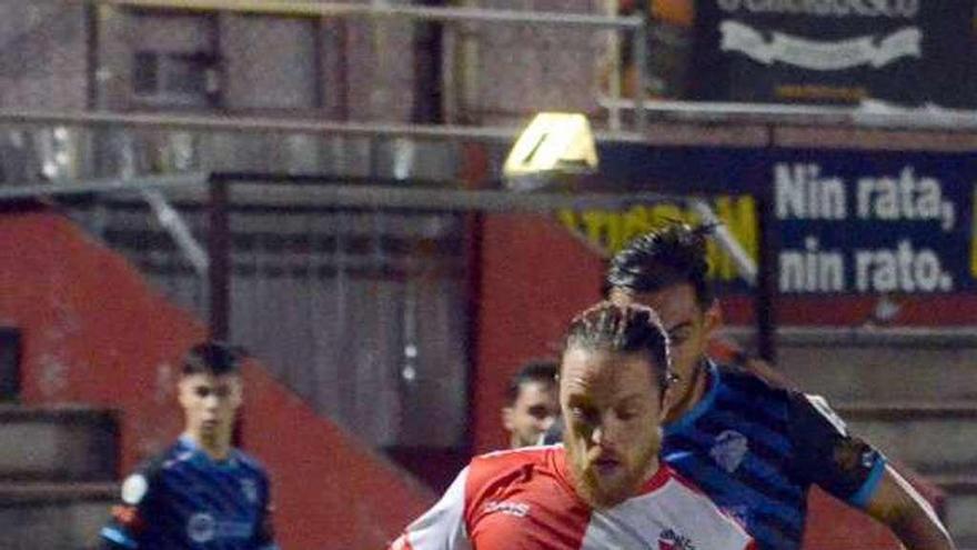 Suso Martínez durante un lance del partido ante el Ourense CF. // N. P.